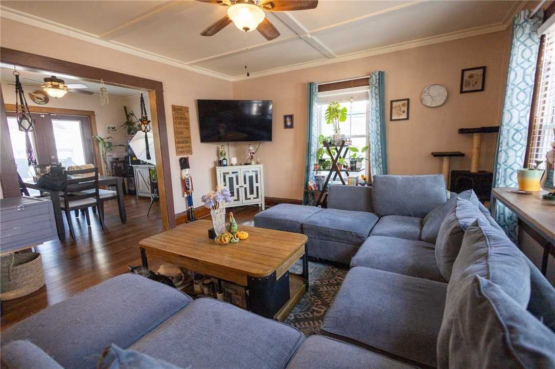220 Kingsbury Ave - Photo 5 of 18