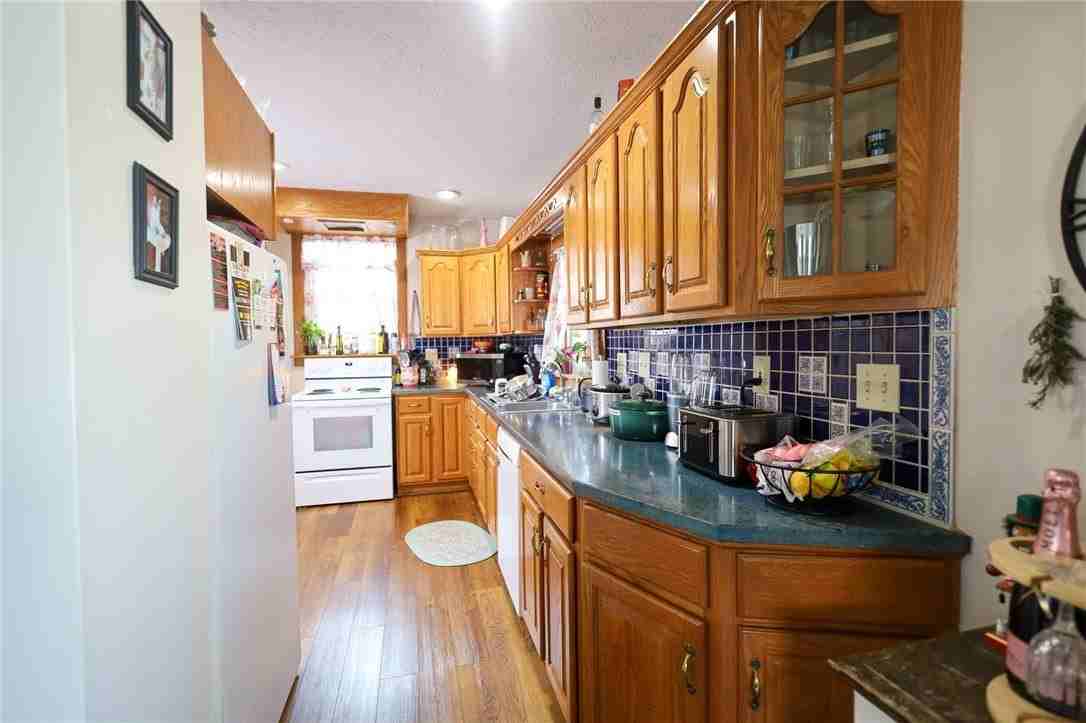 220 Kingsbury Ave - Photo 7 of 18