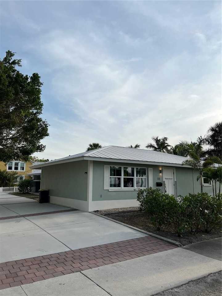 511 W Retta Esplanade - Photo 2 of 19