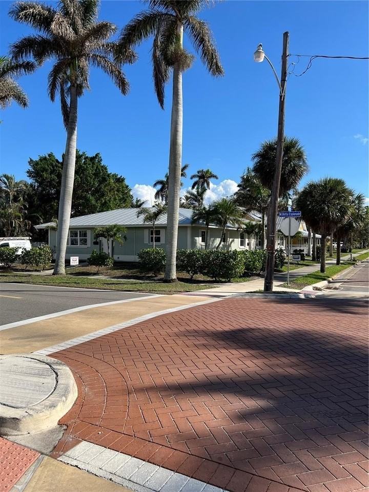 511 W Retta Esplanade - Photo 4 of 19