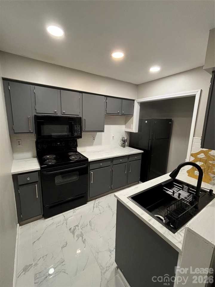 11040 Harrowfield Rd - Photo 2 of 14