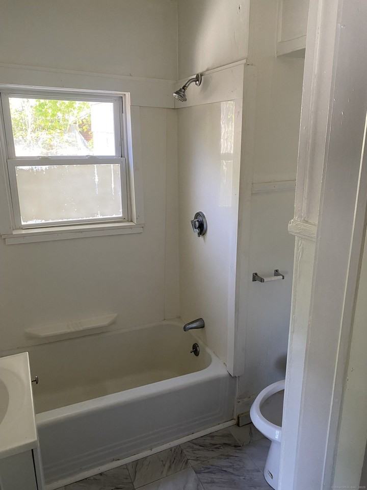 162 Norwich Ave #2ndFL - Photo 7 of 8