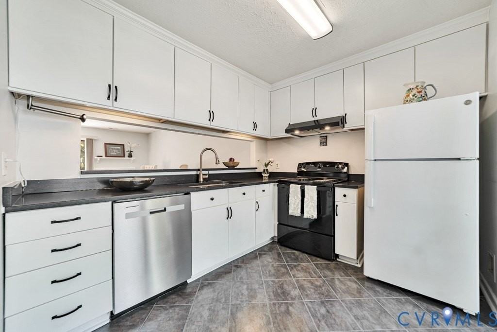 2716 Schooner Ct - Photo 4 of 28