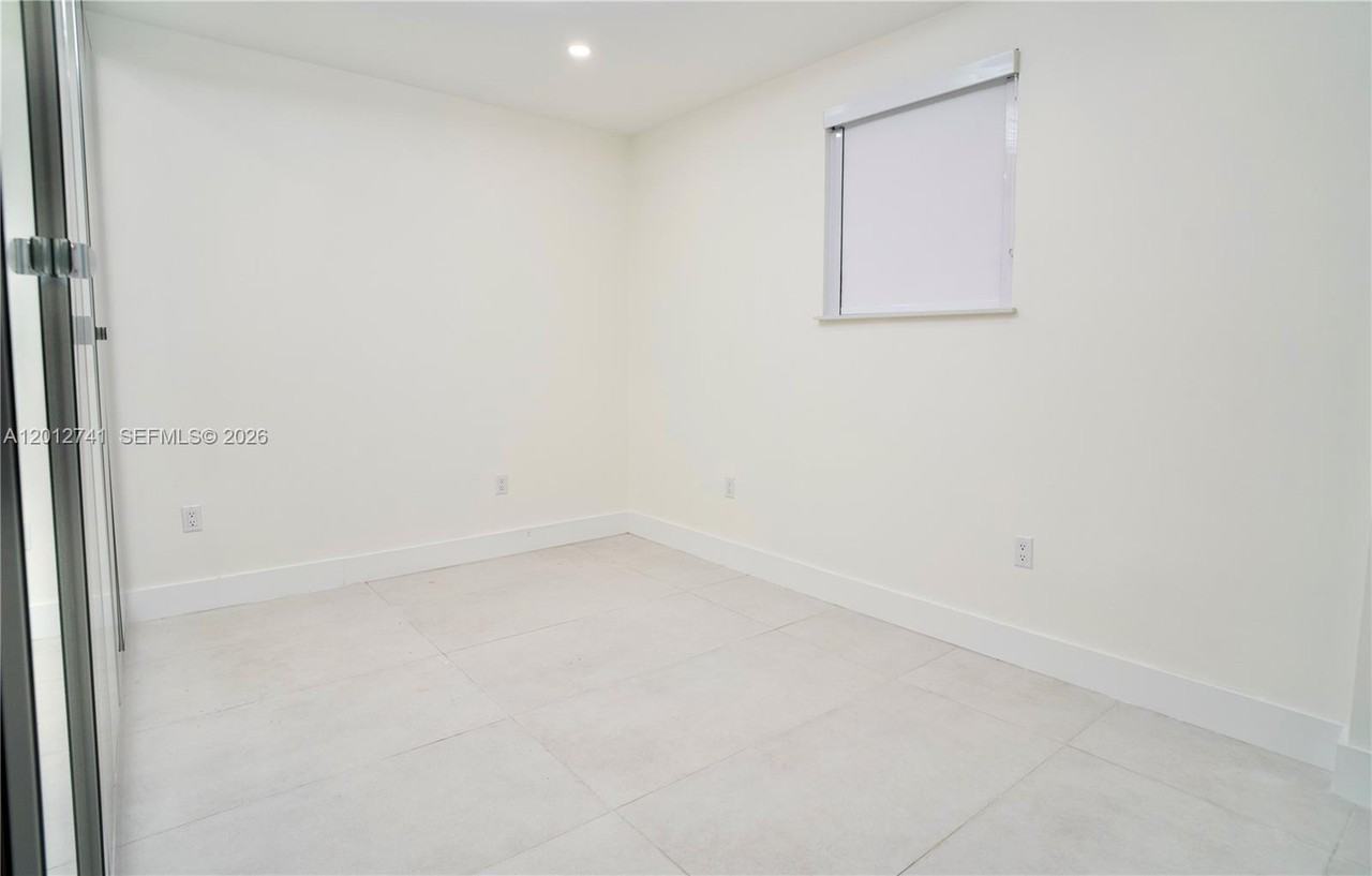 Carlyle Ave - Photo 4 of 8