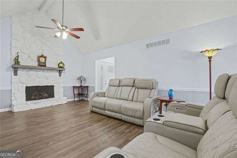 2470 Trent Dr - Photo 4 of 44