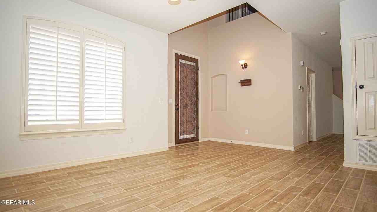 14613 Sunny Land Ave - Photo 4 of 32
