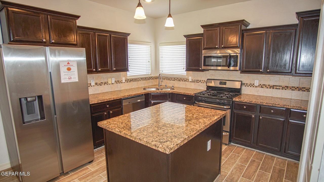 14613 Sunny Land Ave - Photo 6 of 32