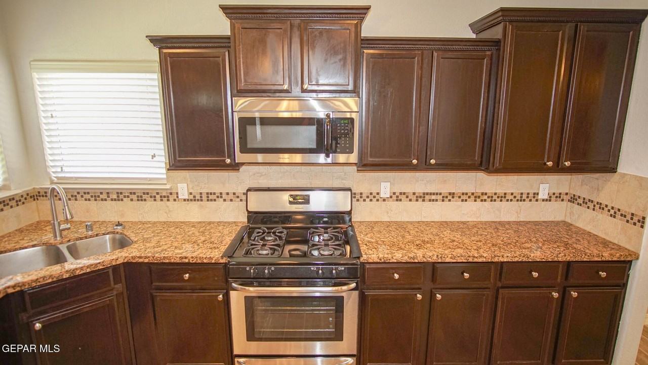 14613 Sunny Land Ave - Photo 7 of 32