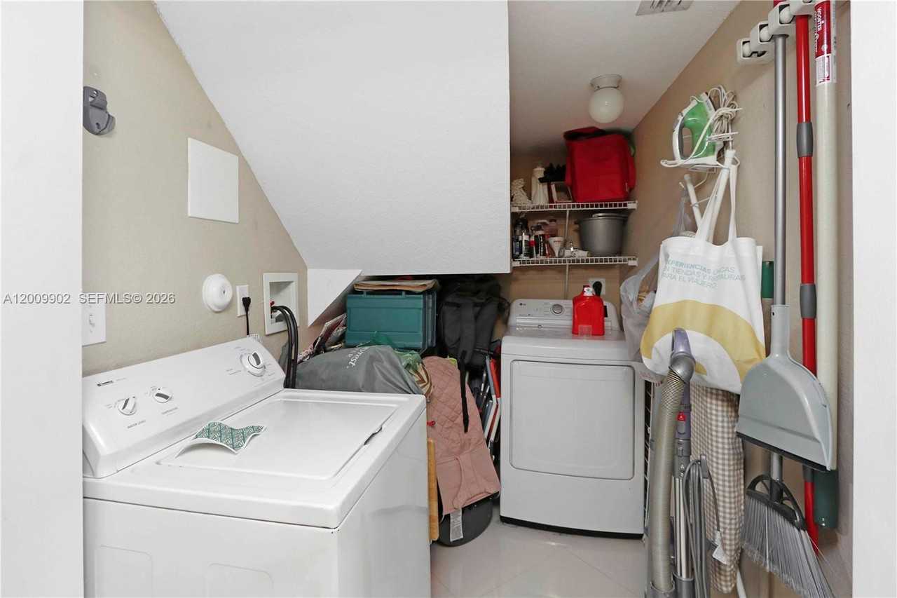 10921 Nw 88th Ter - Photo 5 of 8