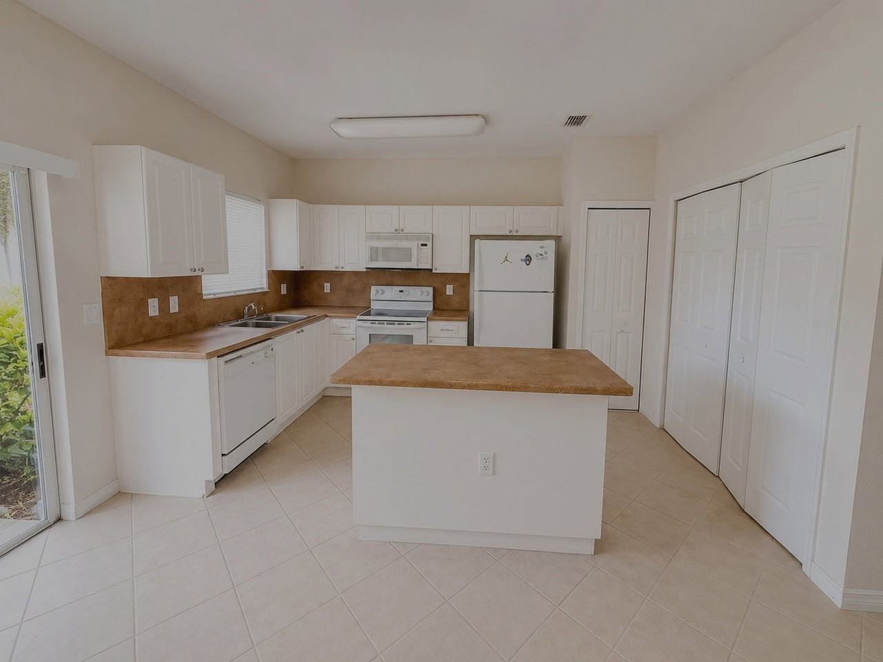1681 Se 31st Ct - Photo 3 of 8