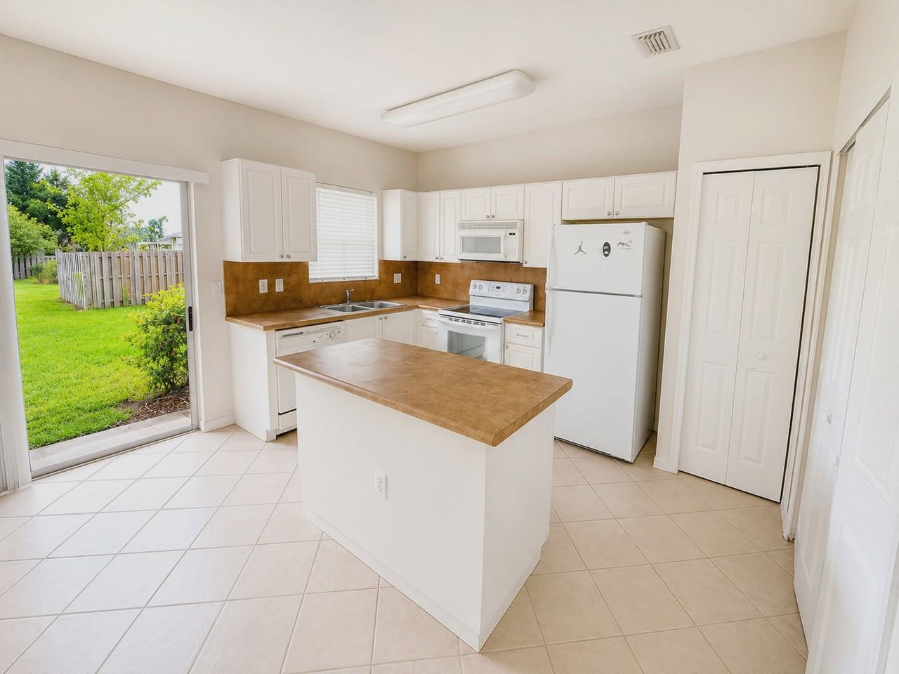 1681 Se 31st Ct - Photo 4 of 8