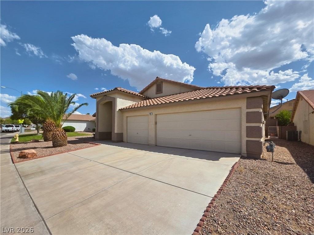 1037 Blue Lantern Dr - Photo 4 of 43
