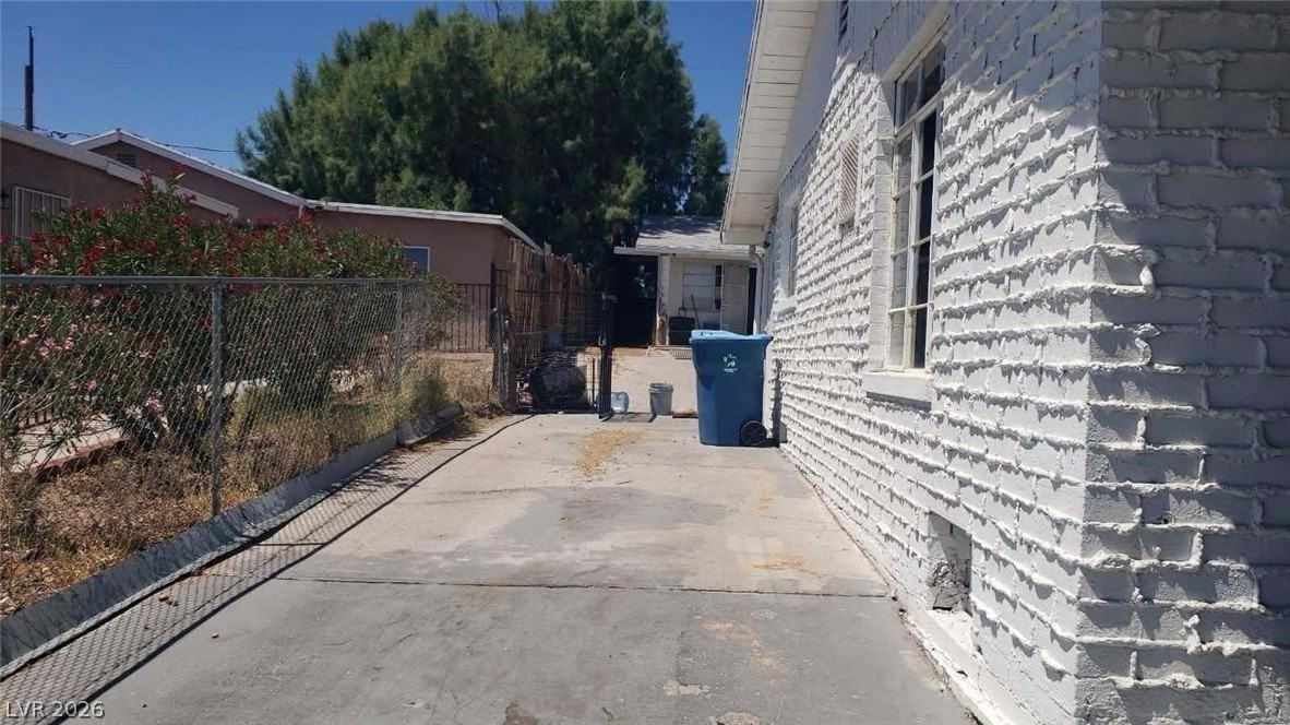 415 N 13th St #B - Photo 2 of 9