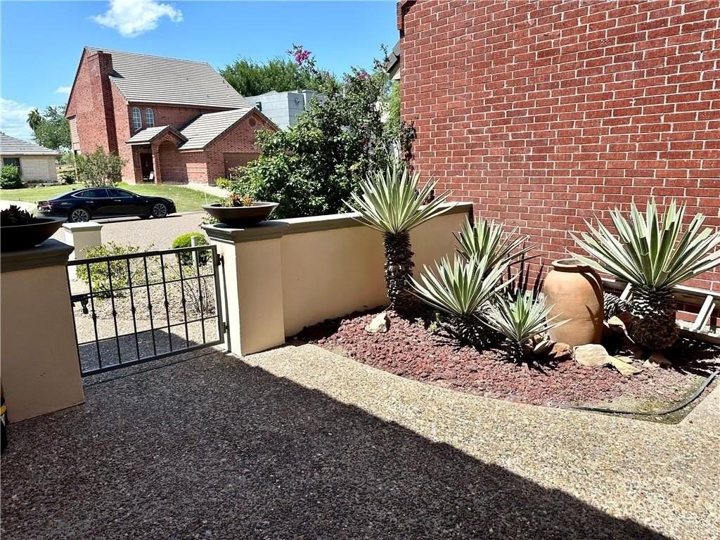203 San Saba St - Photo 3 of 18