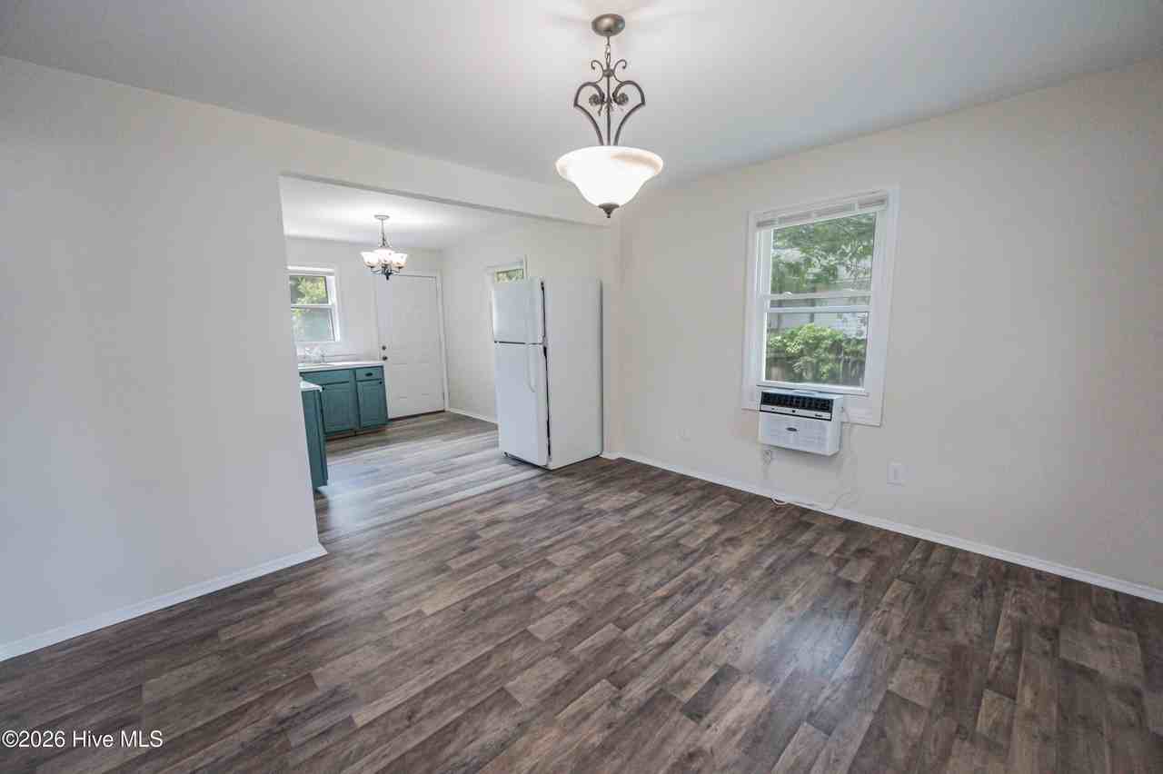 1205 Kinston St - Photo 2 of 15