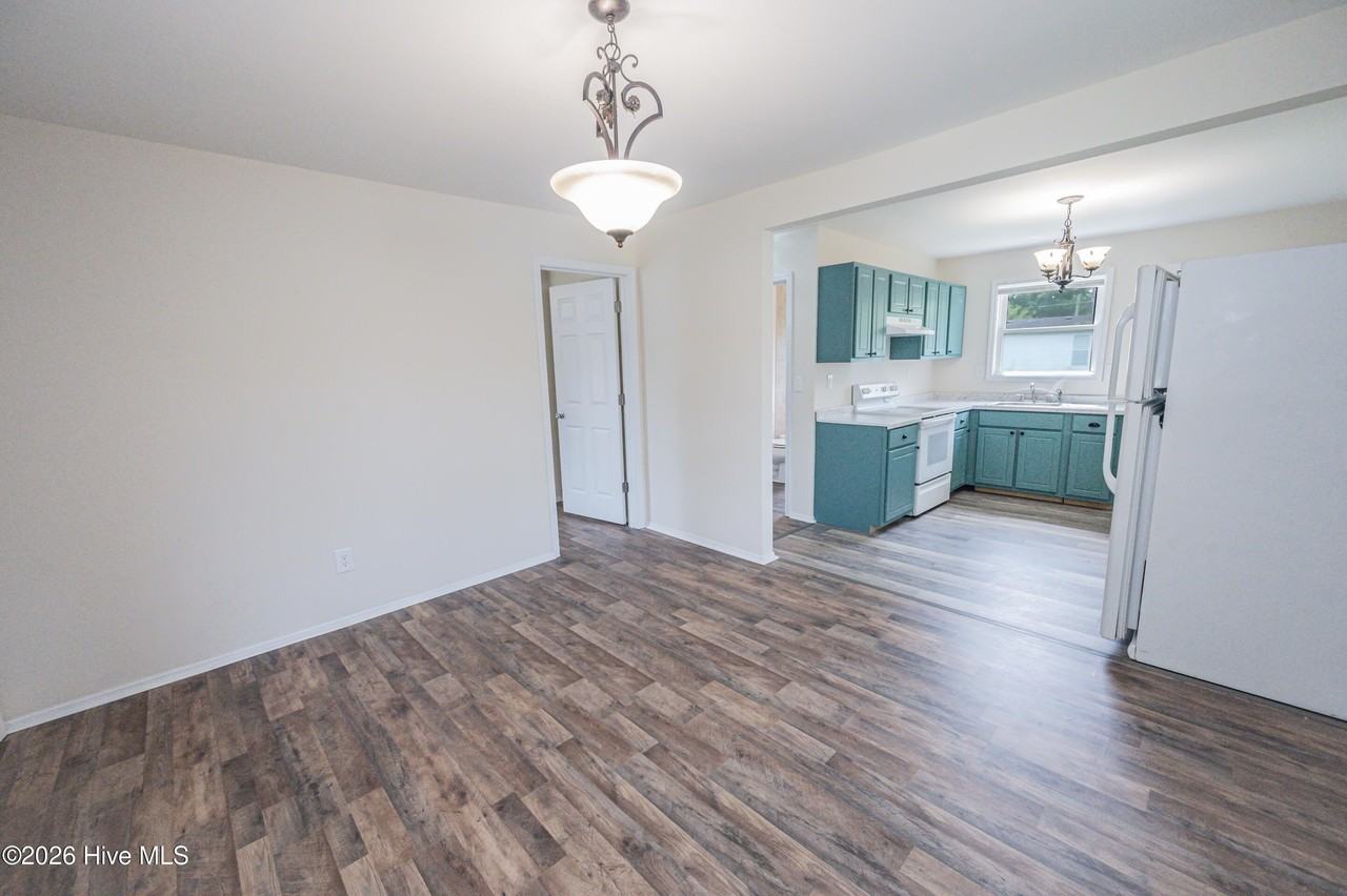 1205 Kinston St - Photo 3 of 15