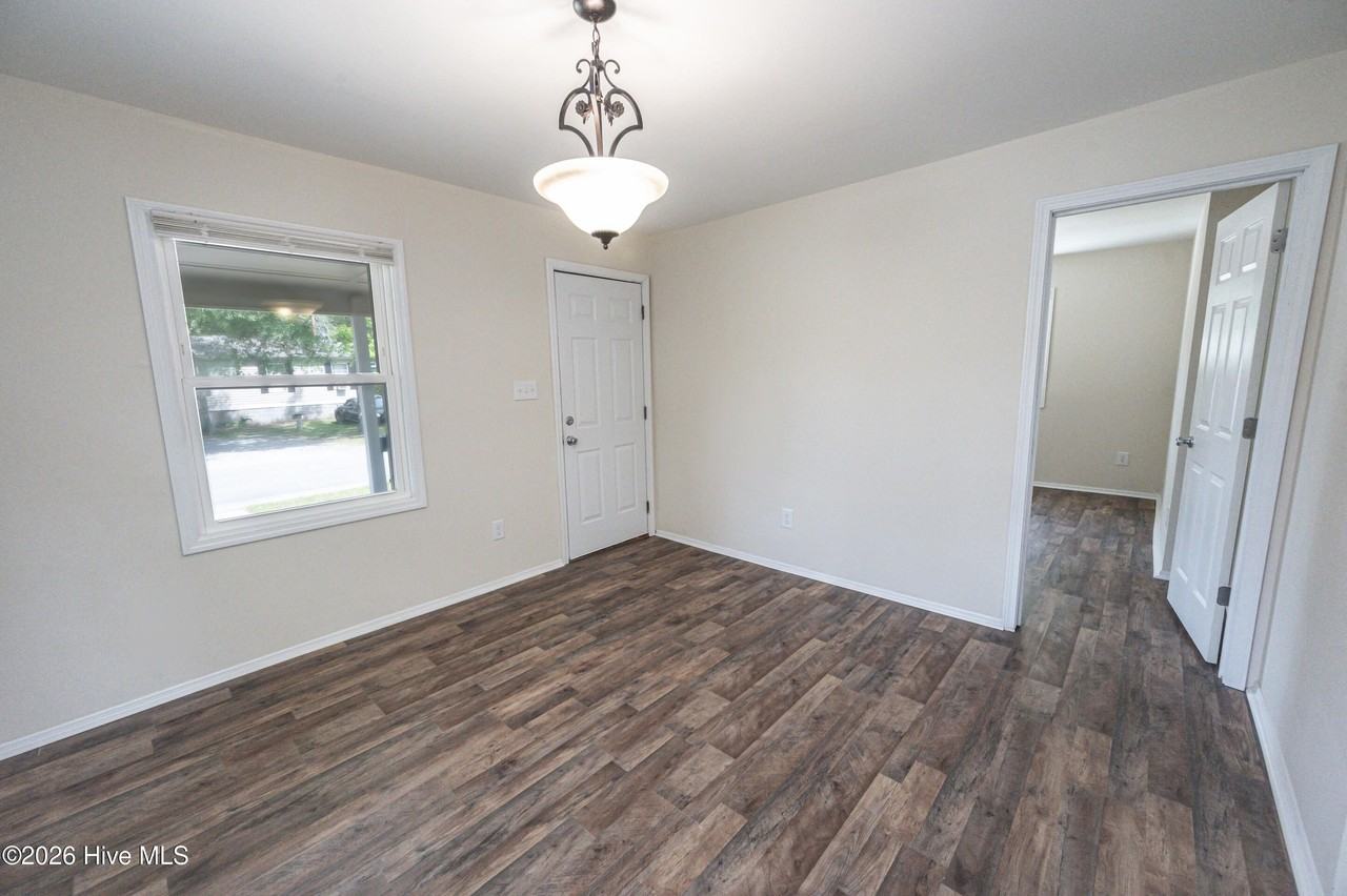 1205 Kinston St - Photo 4 of 15
