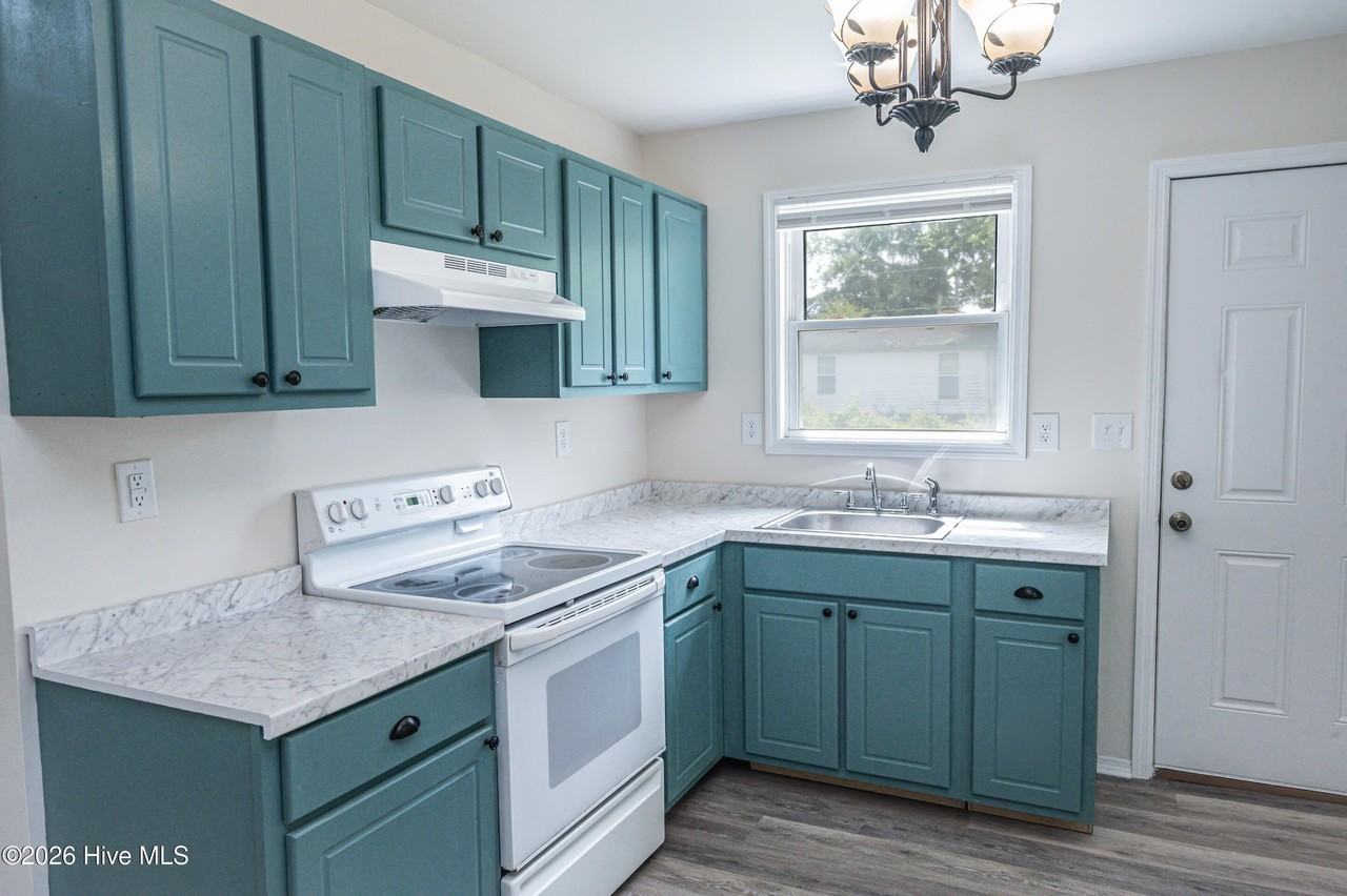 1205 Kinston St - Photo 5 of 15