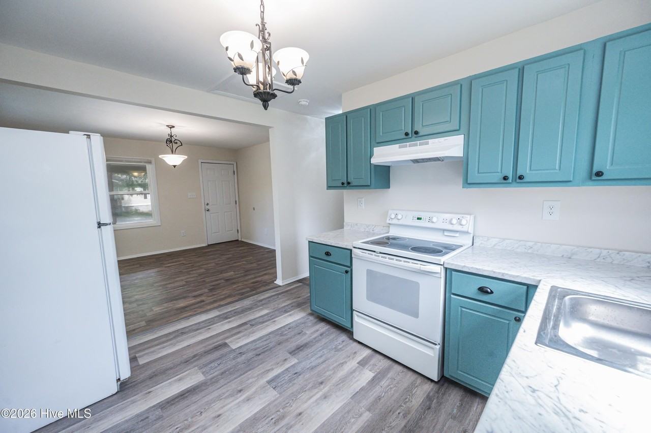 1205 Kinston St - Photo 6 of 15