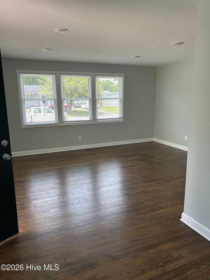 702 Sioux Dr - Photo 3 of 6