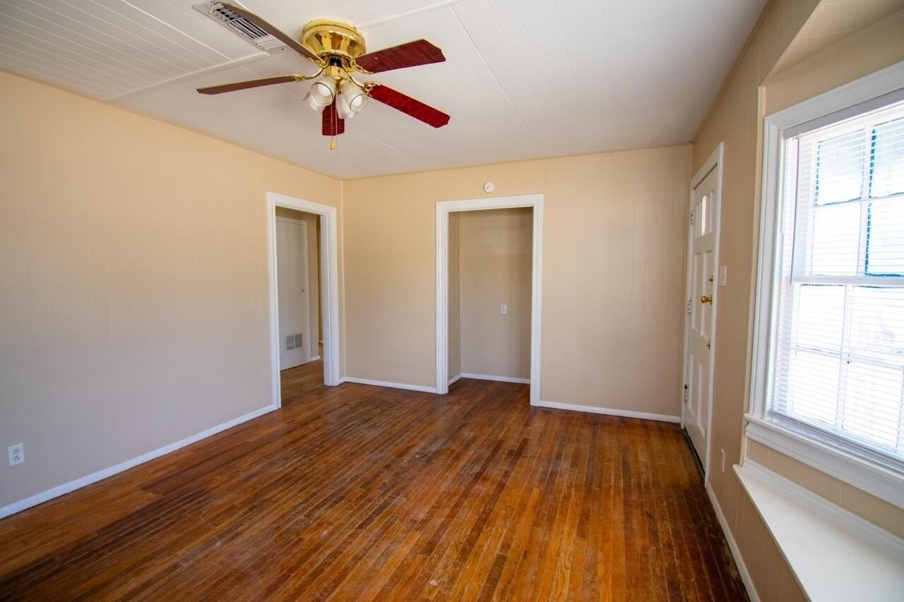 2424 27th St - Photo 4 of 14