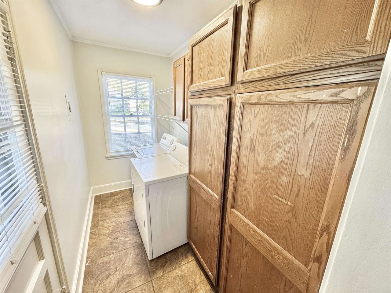 3880 Spottswood Ave - Photo 3 of 23