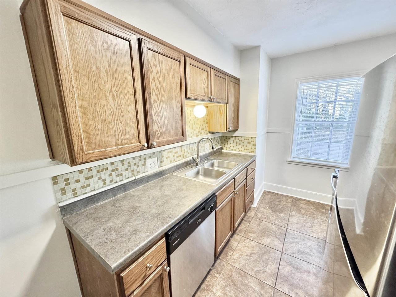 3880 Spottswood Ave - Photo 5 of 23