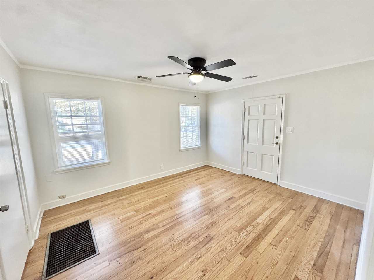 3880 Spottswood Ave - Photo 6 of 23