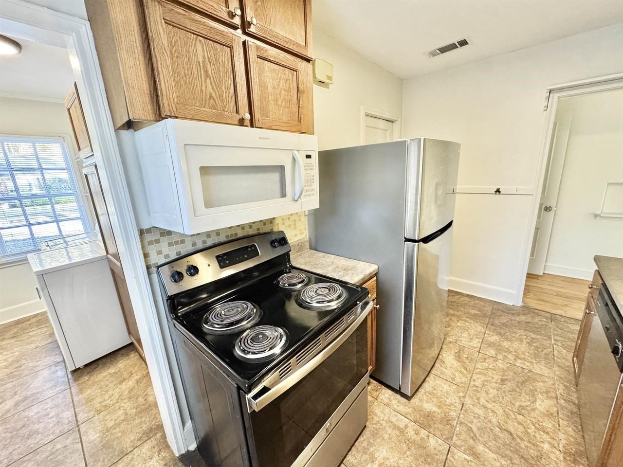 3880 Spottswood Ave - Photo 7 of 23