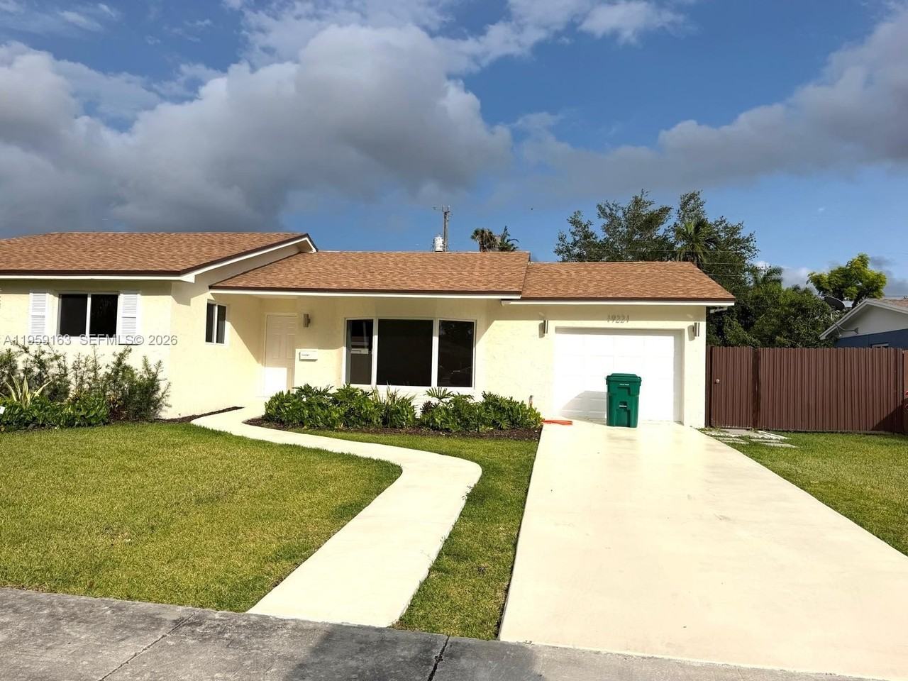 19221 Sw 92nd Rd - Photo 2 of 30