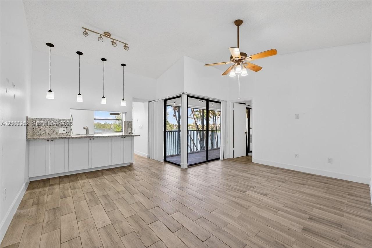 889 Hamilton Dr #889D - Photo 3 of 20