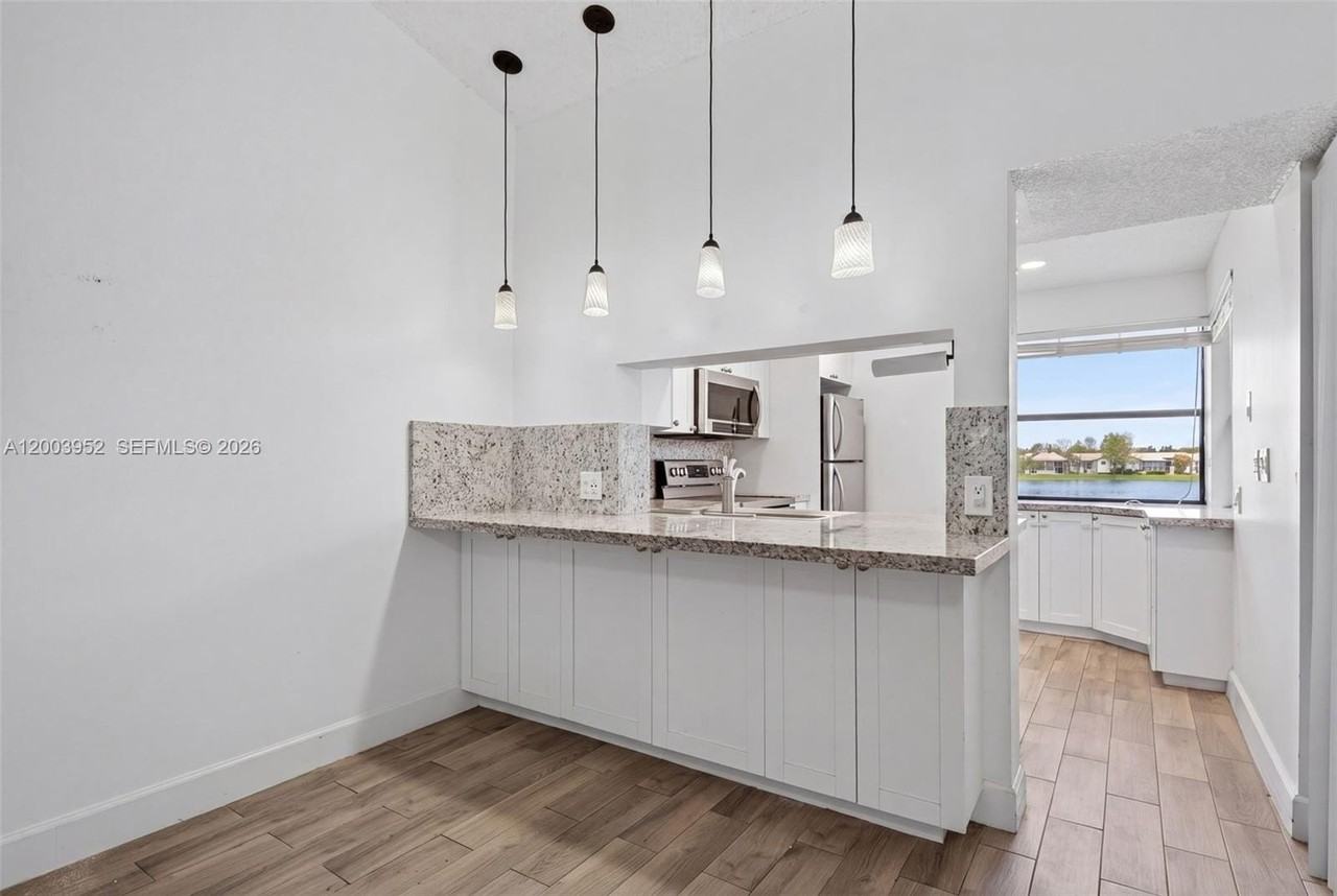 889 Hamilton Dr #889D - Photo 4 of 20