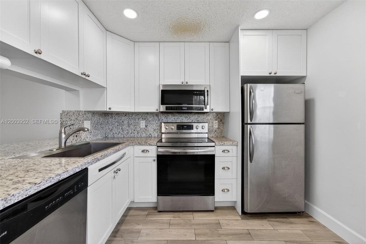 889 Hamilton Dr #889D - Photo 5 of 20