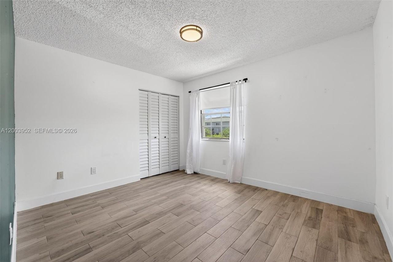 889 Hamilton Dr #889D - Photo 6 of 20