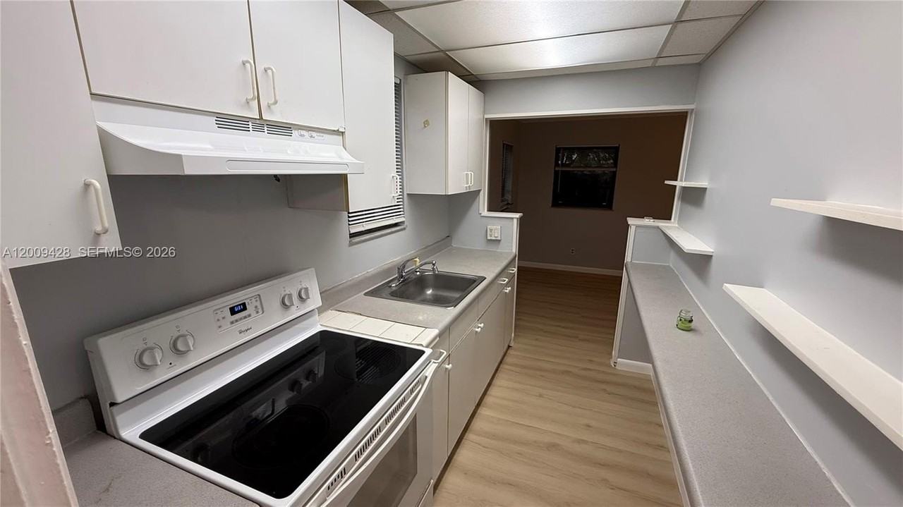 1725 Roosevelt St - Photo 2 of 11