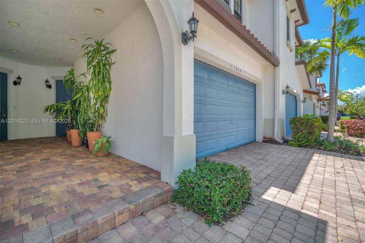 11568 Sw 13th Ln - Photo 2 of 44