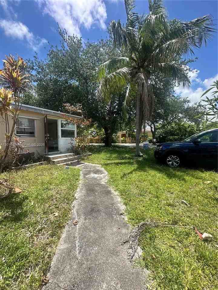 1427 N 26th Ave - Photo 4 of 25
