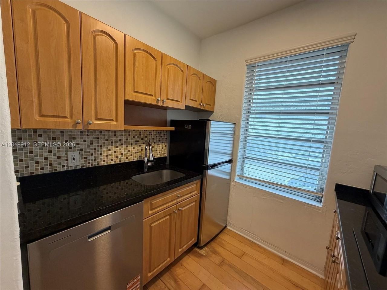 760 Jefferson Ave #5 - Photo 3 of 7
