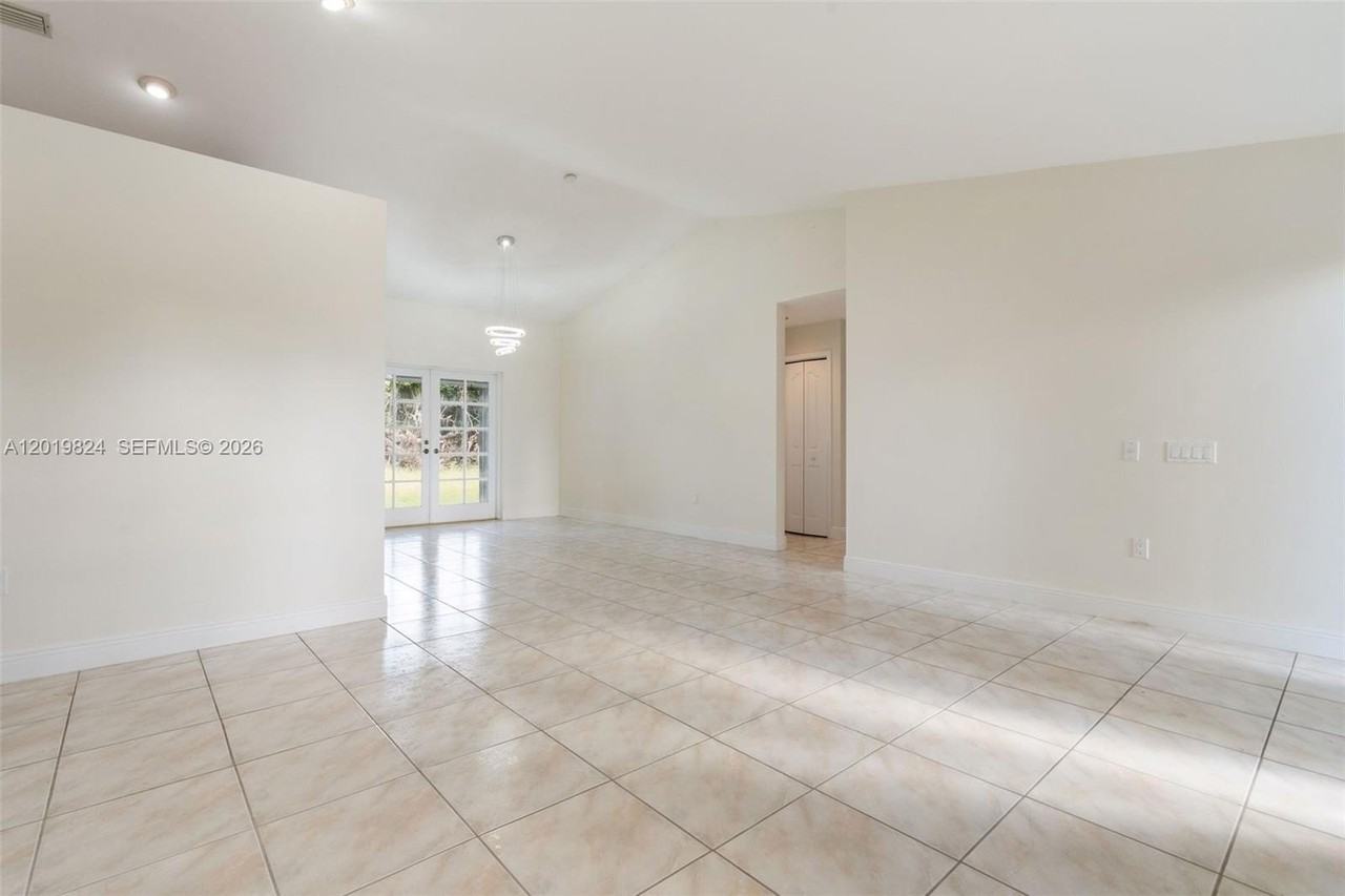 16035 Sw 173rd Ave - Photo 4 of 36