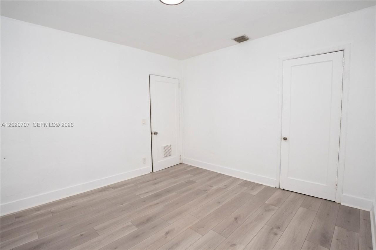 111 Sw 31st Ct #1 - Photo 7 of 13