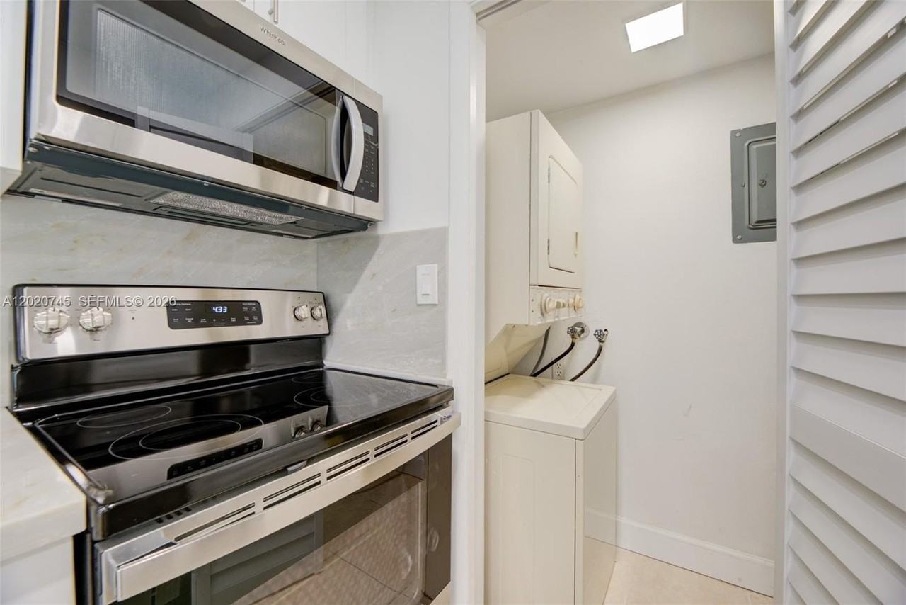 200 Lakeview Dr #211 - Photo 5 of 40