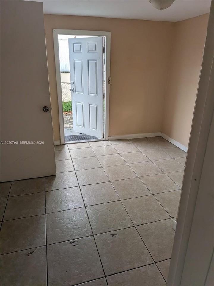 6425 Sw 22nd St #6425 - Photo 3 of 10