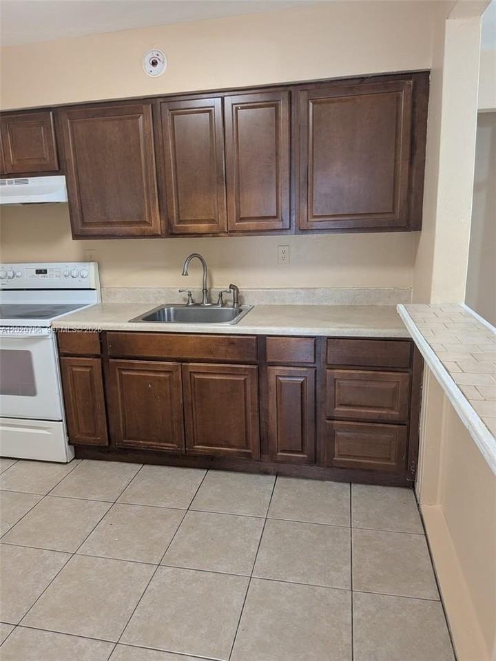6425 Sw 22nd St #6425 - Photo 4 of 10