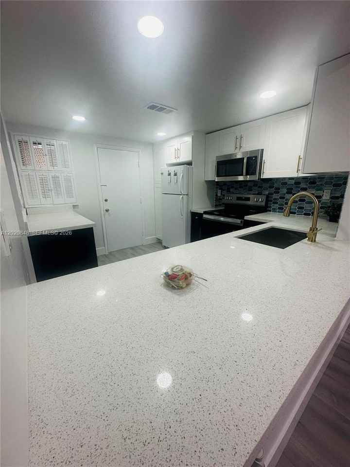 9175 Sw 77th Ave #306 - Photo 3 of 8