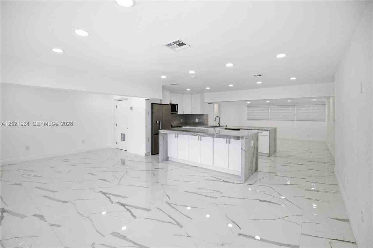 7051 Sw 29th St - Photo 4 of 23