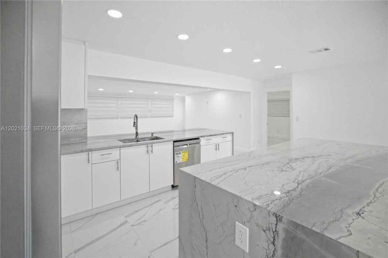 7051 Sw 29th St - Photo 6 of 23