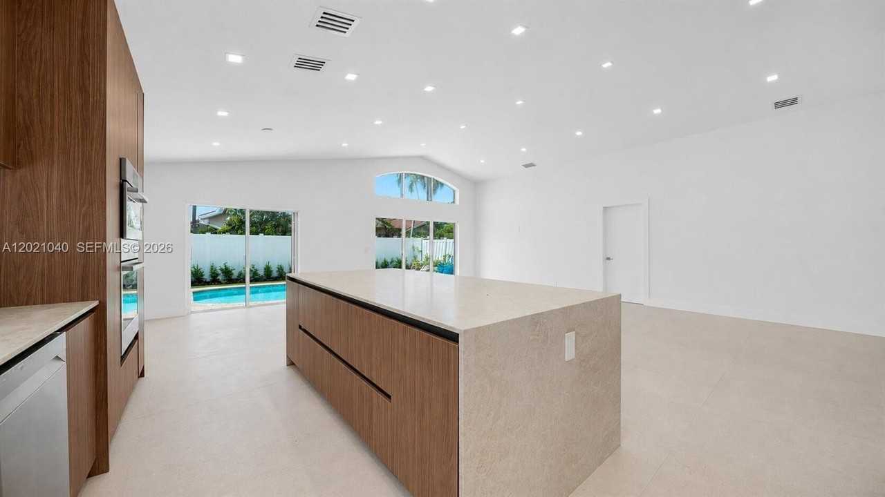 3330 Sw 50th St - Photo 5 of 25