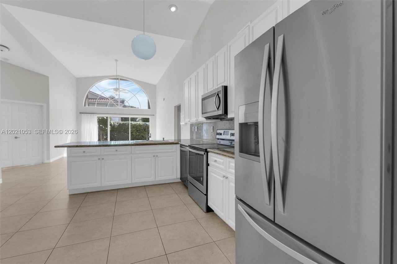 10635 Nw 54th St - Photo 2 of 41