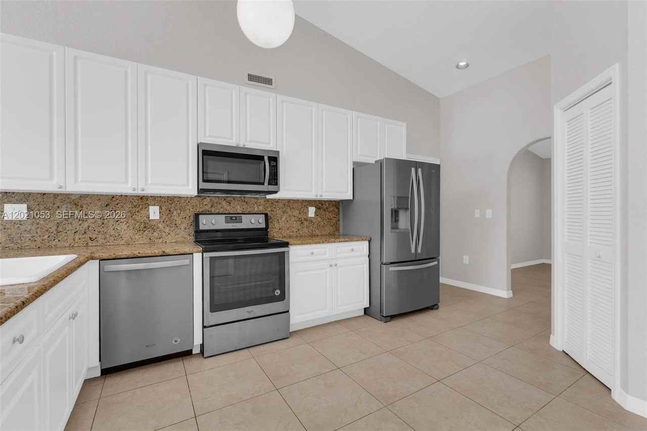 10635 Nw 54th St - Photo 3 of 41