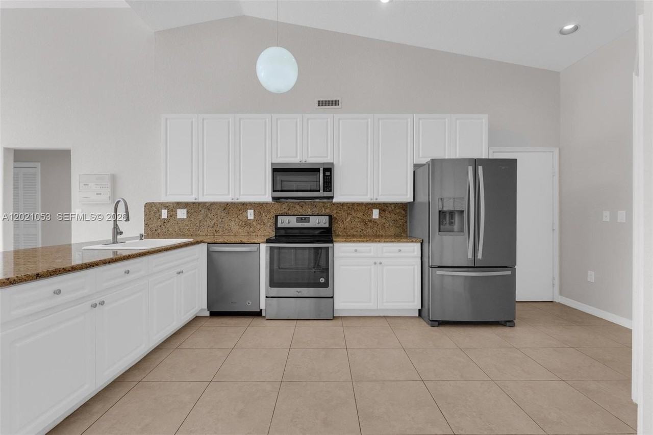 10635 Nw 54th St - Photo 4 of 41